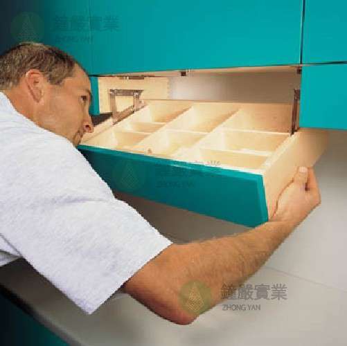 鐘嚴實業有限公司